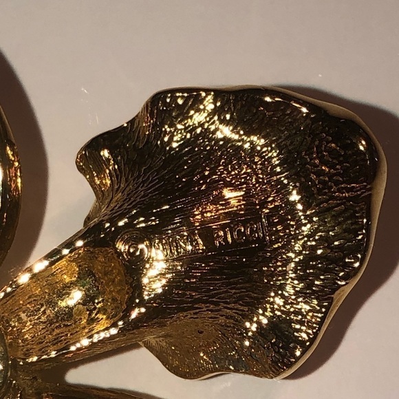 VTG Nina Ricci Gold Tone Iris Brooch w Pearl Accent 2.5” - Picture 3 of 4